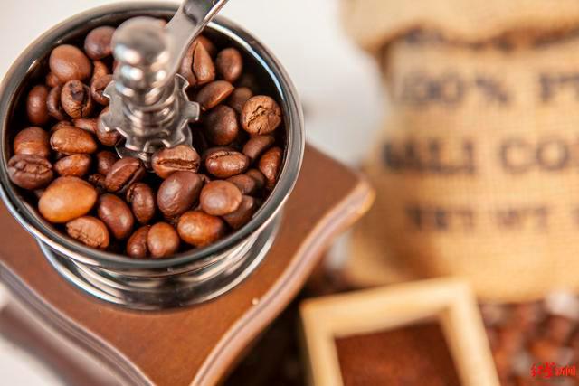 星巴克们涨价背后:咖啡期货达10年高位,但每杯原料只涨不到